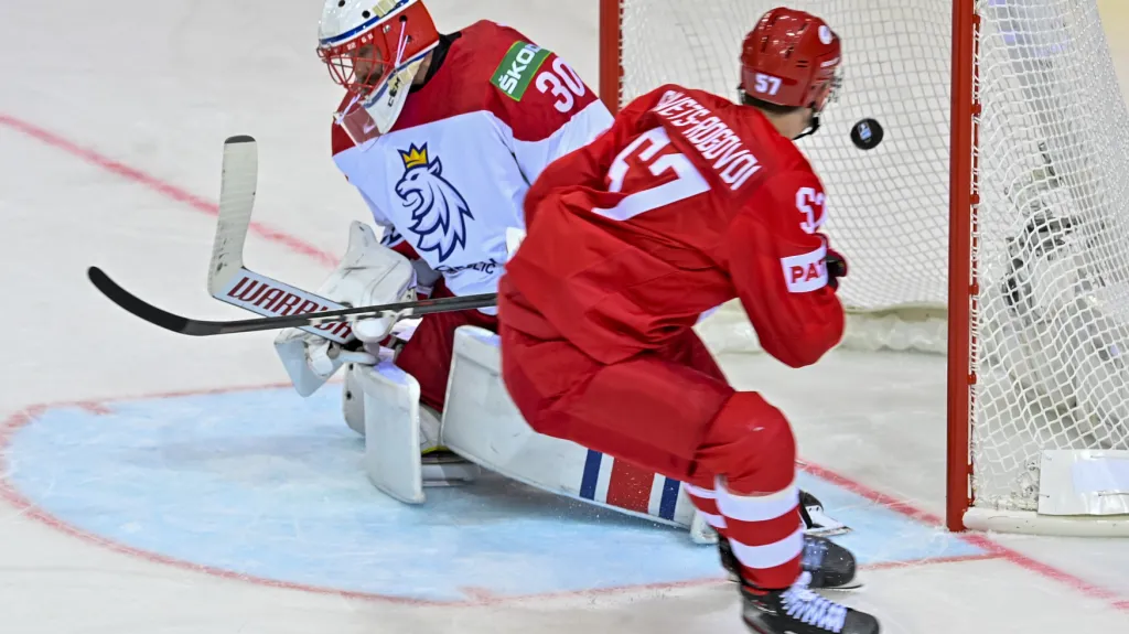 Rus Arťom Švec-Rogovoj překonává Šimona Hrubce v české brance