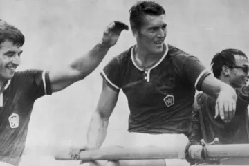 Pavel Svojanovský (uprostřed)