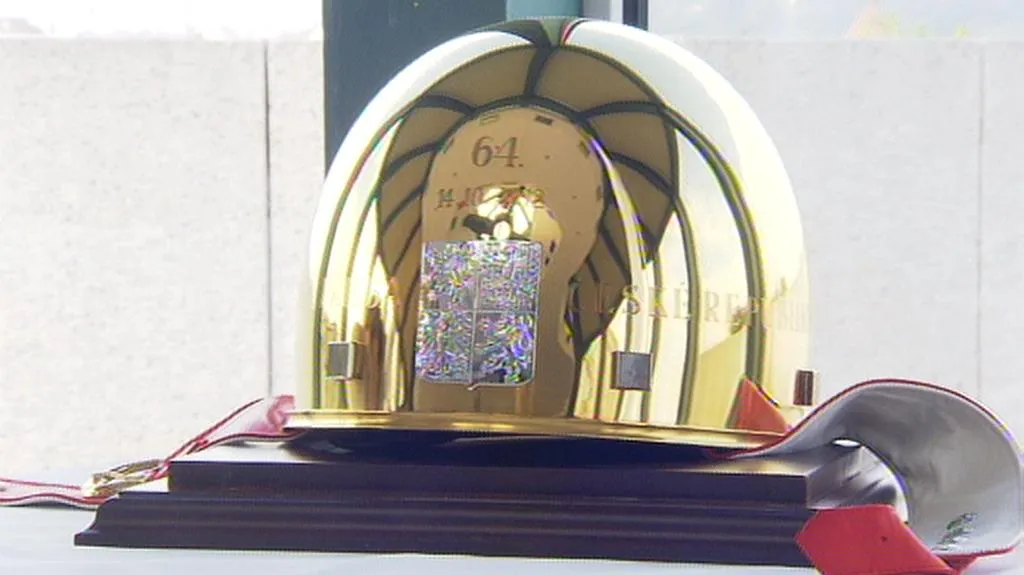 Zlatá přilba - trofej pro vítěze plochodrážního závodu