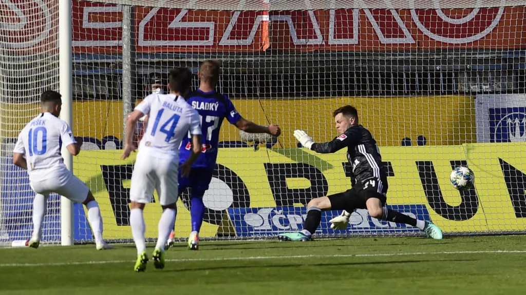 Jakub Pešek dává gól Olomouci v semifinále domácího poháru