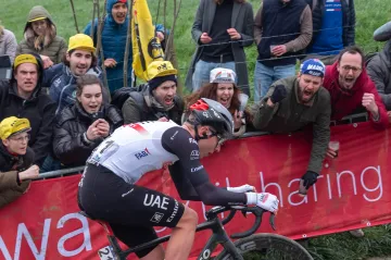 Tadej Pogačar zdolává Paterberg a míří pro vítězství na Ronde van Vlaanderen 2023