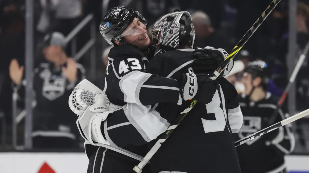 David Rittich v objetí spoluhráče