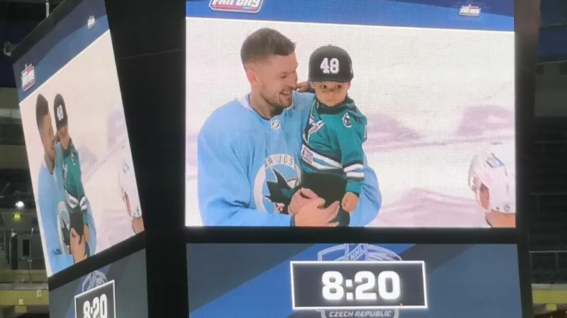 Tomáš Hertl na tréninku NHL se synem