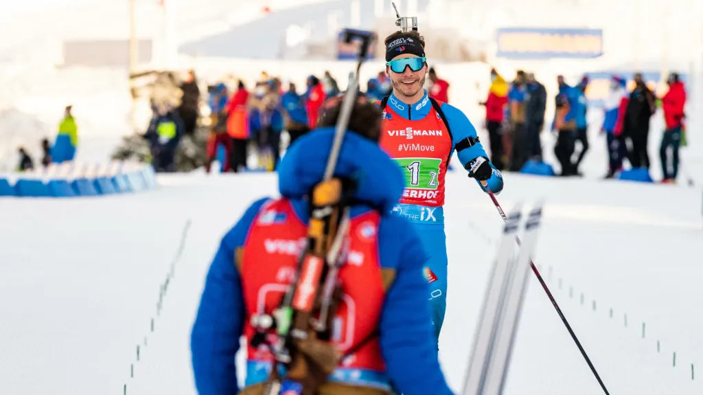 Emilien Jacquelin a Julia Simonová z Francie v cíli SP v Oberhofu