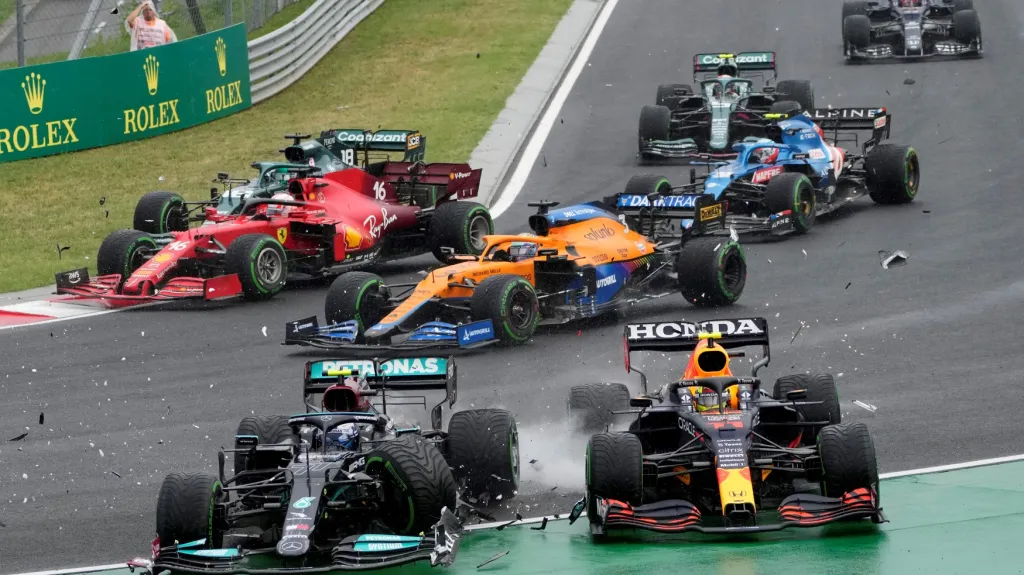 Valtteri Bottas (vpředu vlevo) byl hlavním viníkem nehody v prvním kole VC Maďarska