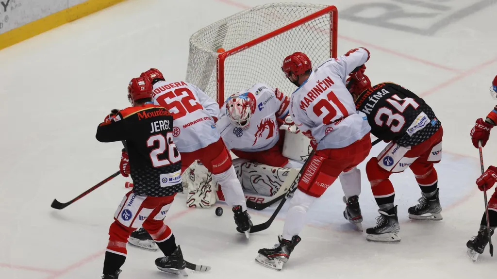 Ondřej Kacetl v brance Třince čelí šanci Hradce Králové