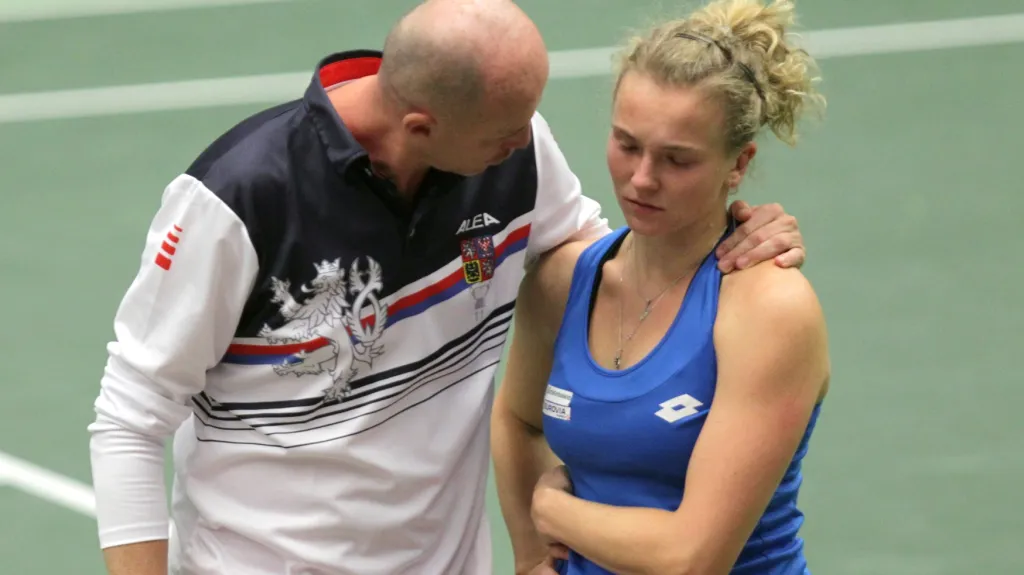 Tenistku Kateřinu Siniakovou utěšuje kouč Petr Pála po prohře ve Fed Cupu