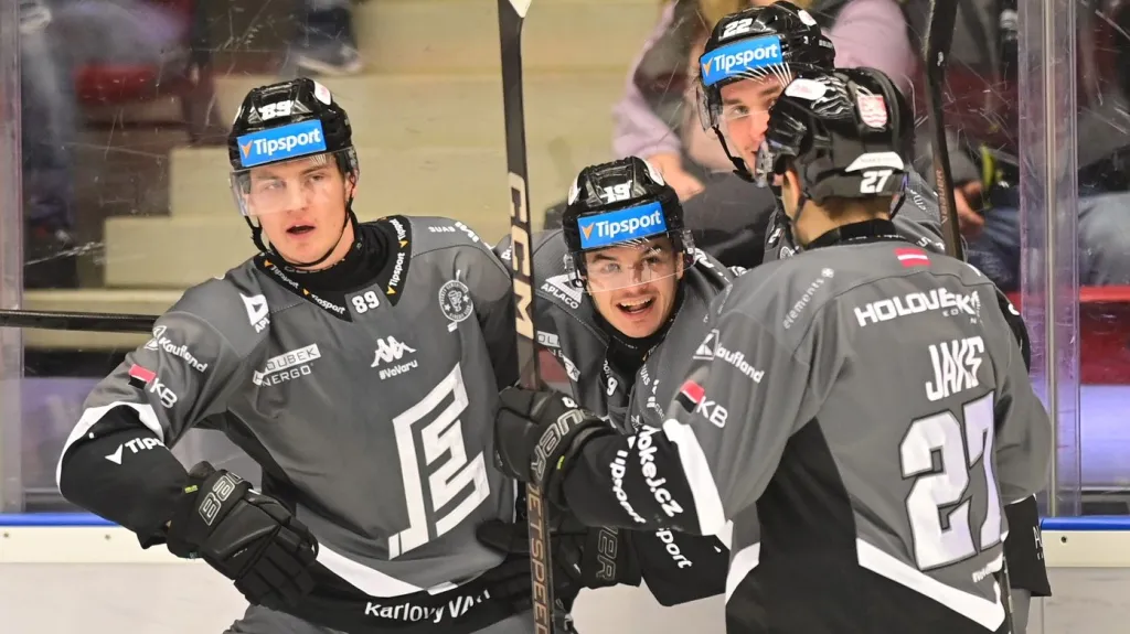 Hokejisté Karlových Varů se radují z gólu