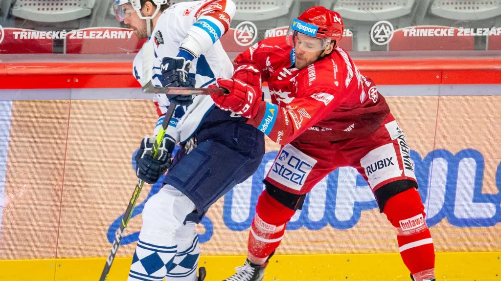 Plzeňský Peter Čerešňák stráží puk před Ondřejem Kovařčíkem z Třince