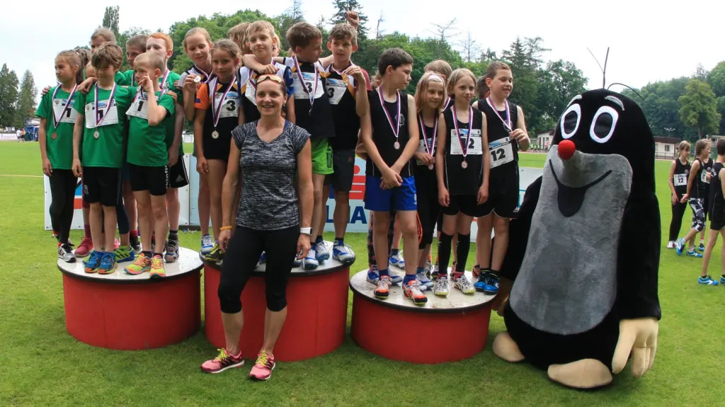 Dětským štafetám fandila v Čáslavi Ludmila Formanová i Krteček