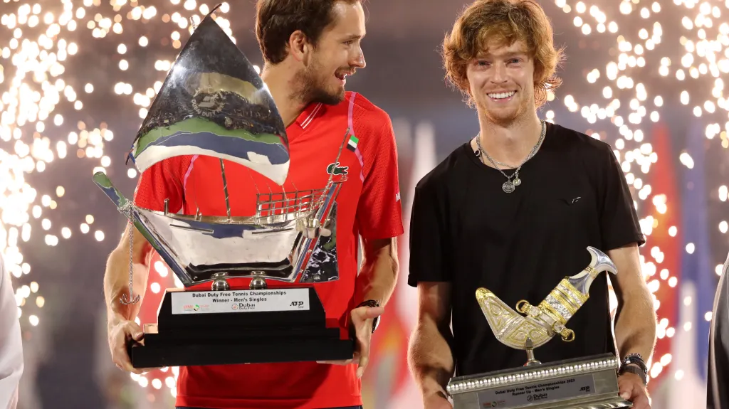 Ruští tenisté Medveděv a Rubljov po finále v Dubaji
