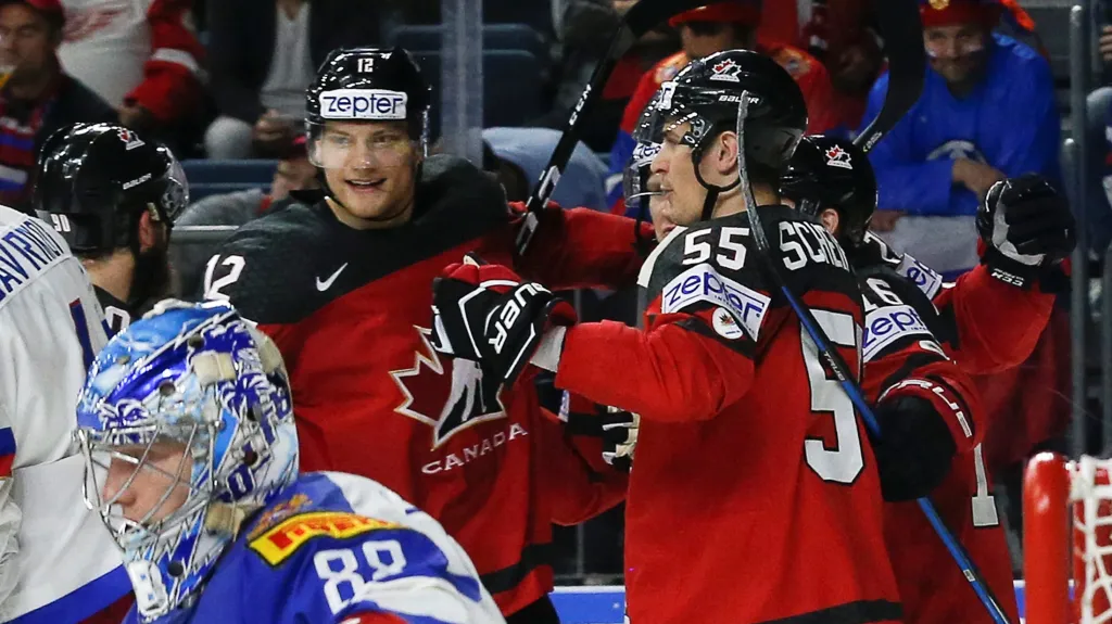 Hokejisté Kanady se radují z gólu v síti Ruska