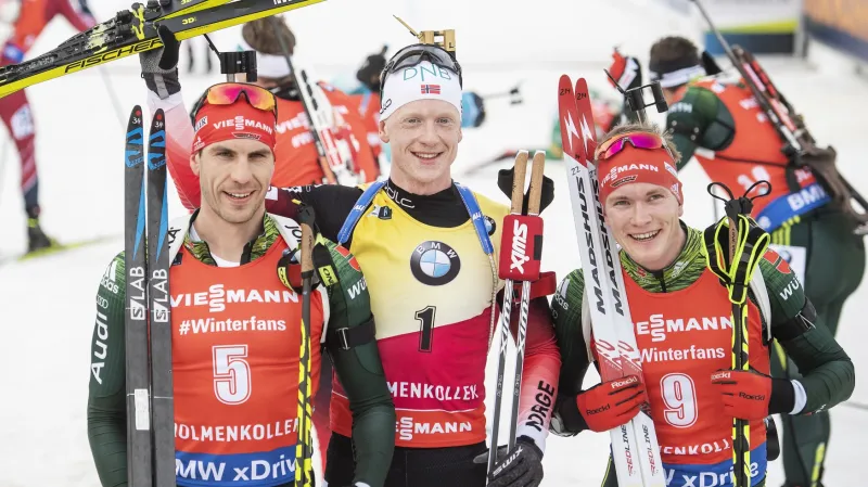 Stupně vítězů po "masáku" v Oslu. Zleva Arnd Peiffer, Johannes Bö a Benedikt Doll