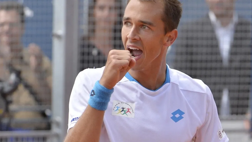 Lukáš Rosol se raduje z vítězného bodu, jimž porazil Jiřího Veselého