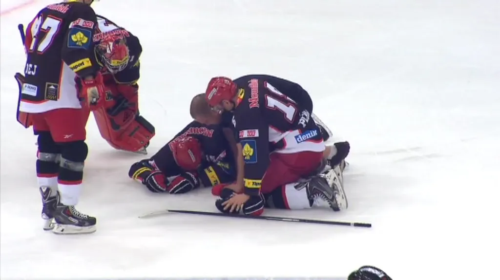 Zraněný Peter Mikuš v utkání se Slavií