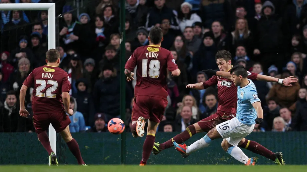 Sergio Agüero střílí branku do sítě Watfordu