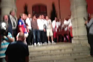 Takhle zpívali naši fotbalisté v Českém dome s kapelou hymnu