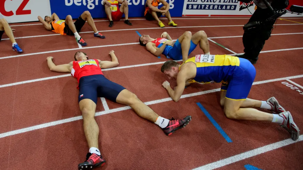 Adam Sebastian Helcelet (vlevo dole) 