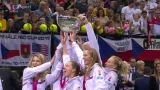 Český tým pozvedl trofej pro vítěze Fed Cupu