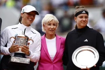 Zleva Iga Šwiateková, Chris Evertová a Karolína Muchová po finále Roland Garros