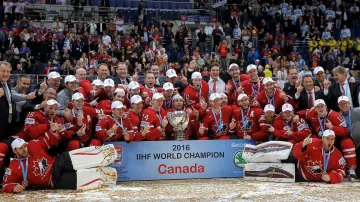 Hokejisté Kanady se radují z titulu mistrů světa