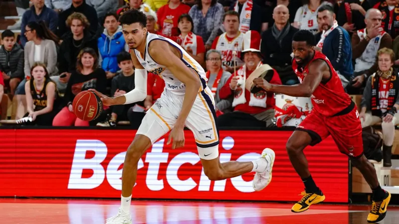 Victor Wembanyama (vlevo) s míčem