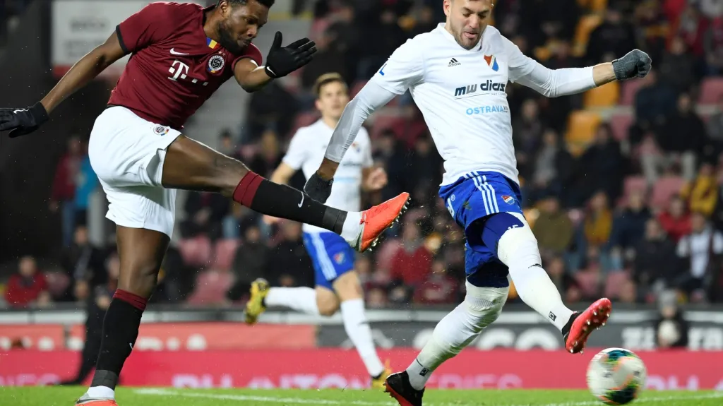 Tetteh střílí přes Stronatiho na branku Baníku