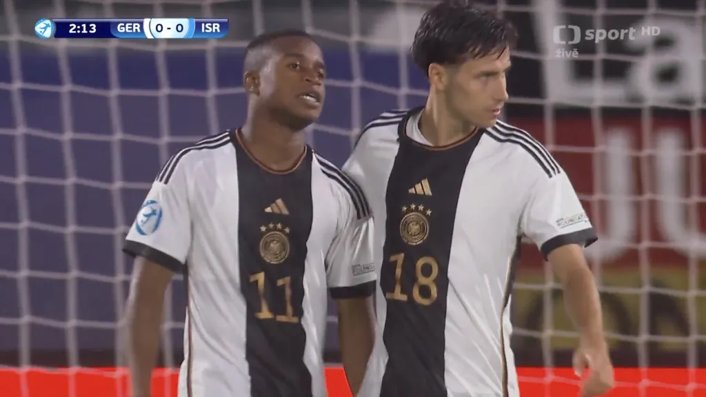 Youssoufa Moukoko v utkání s Izraelem