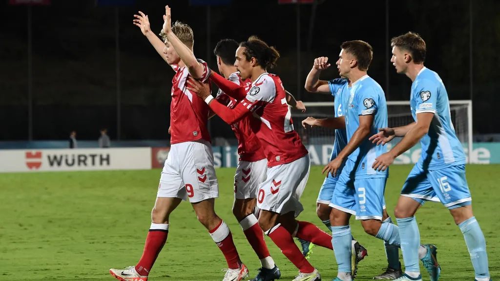 Dán Rasmus Höjlund (vlevo) oslavuje se spoluhráči gól v San Marinu