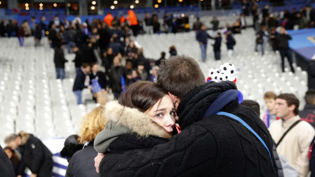 Šokovaní fanoušci po závěru zápasu Francie s Německem