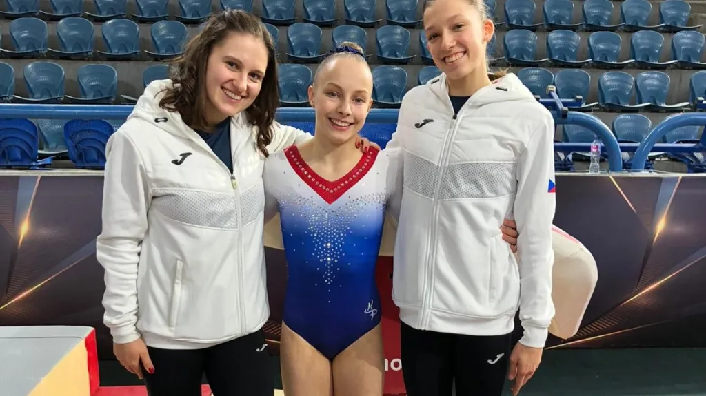 České gymnastky Aneta Holasová, Alice Vlková a Vanesa Mašová (zleva)