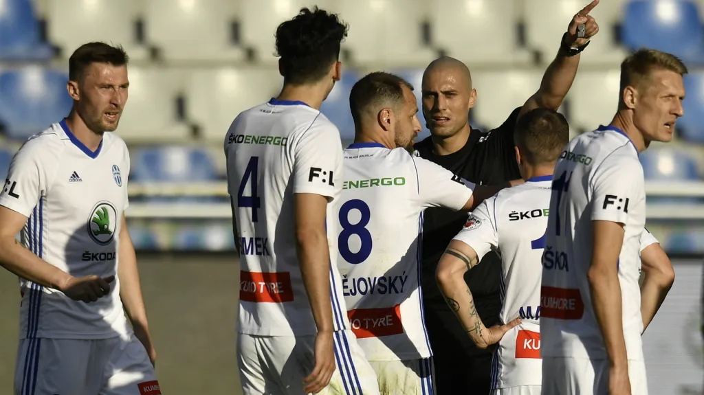 Rozhodčí Ondřej Ginzel v diskusi s hráči Mladé Boleslavi