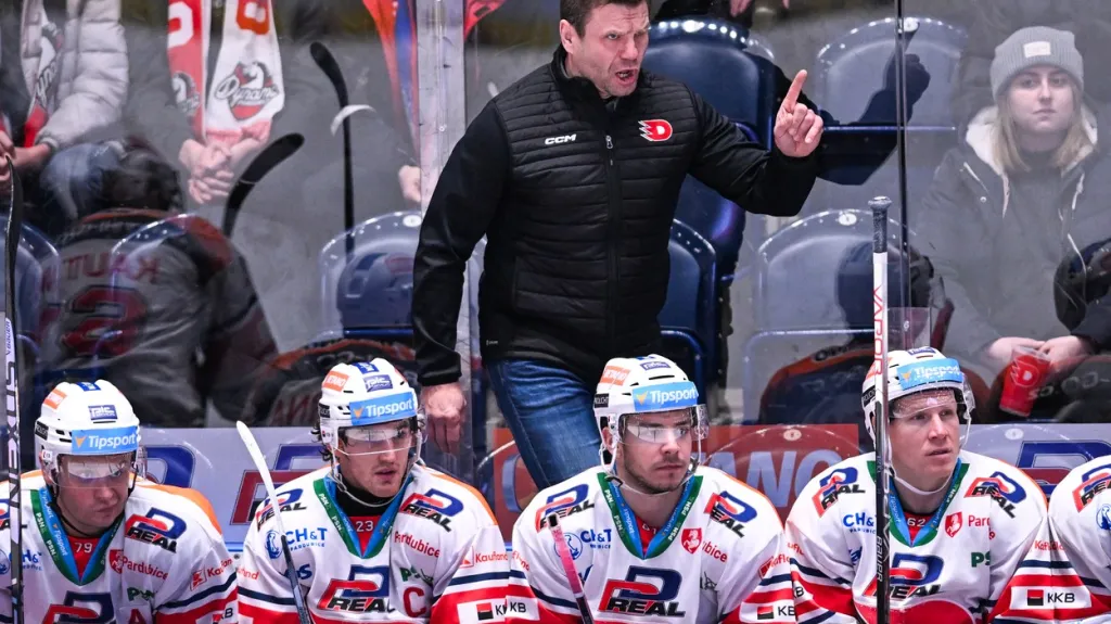 Václav Varaďa na střídačce Pardubic