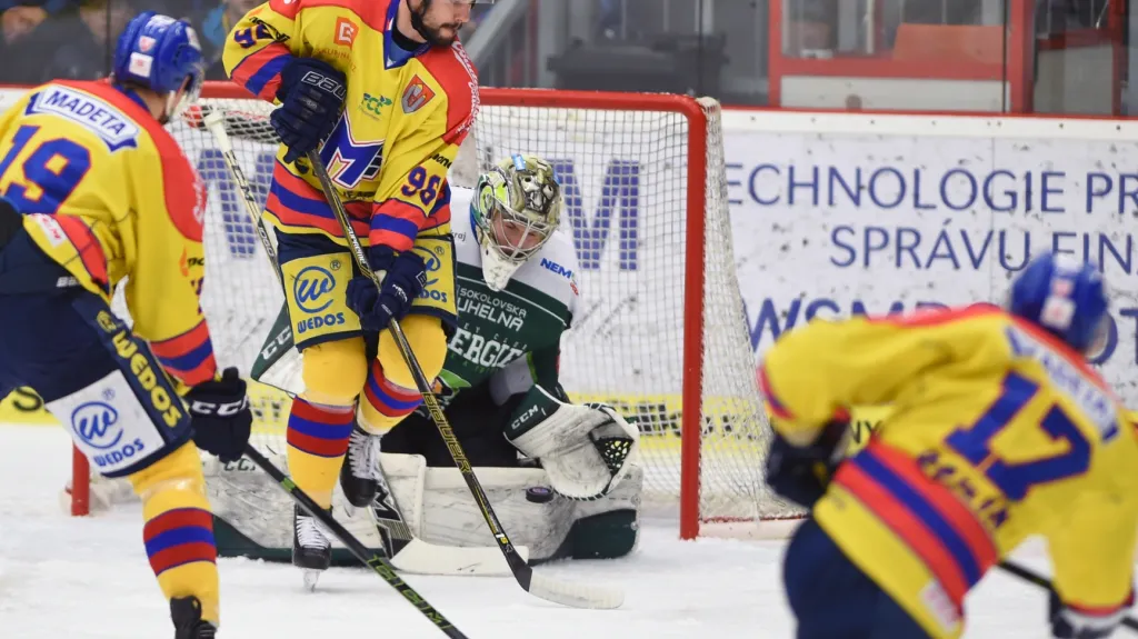 Karlovarský brankář Honzík kryje střelu budějovických hokejistů