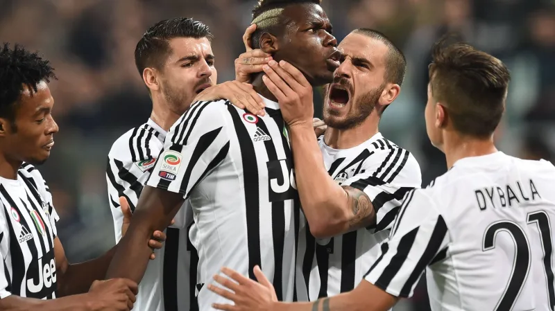 Paul Pogba (uprostřed) slaví se svými spoluhráči z Juventusu vstřelenou branku