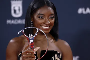 Simone Bilesová s cenou Laureus