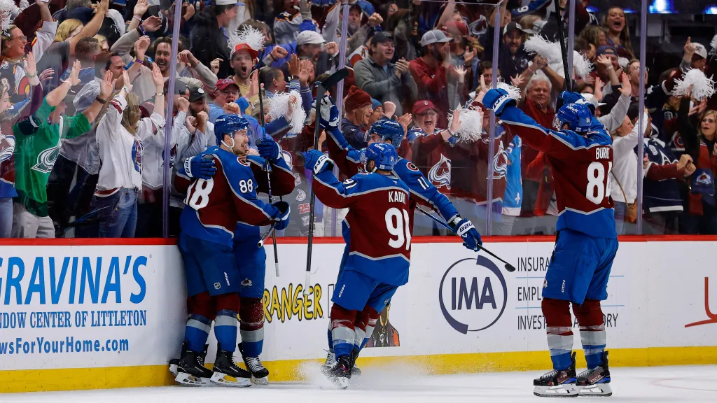 Nathan MacKinnon (29), Martin Nečas (88), Brock Nelson (11), Nazem Kadri (91) a Brent Burns (84) slaví vyrovnávací gól proti Minnesotě v 59. minutě
