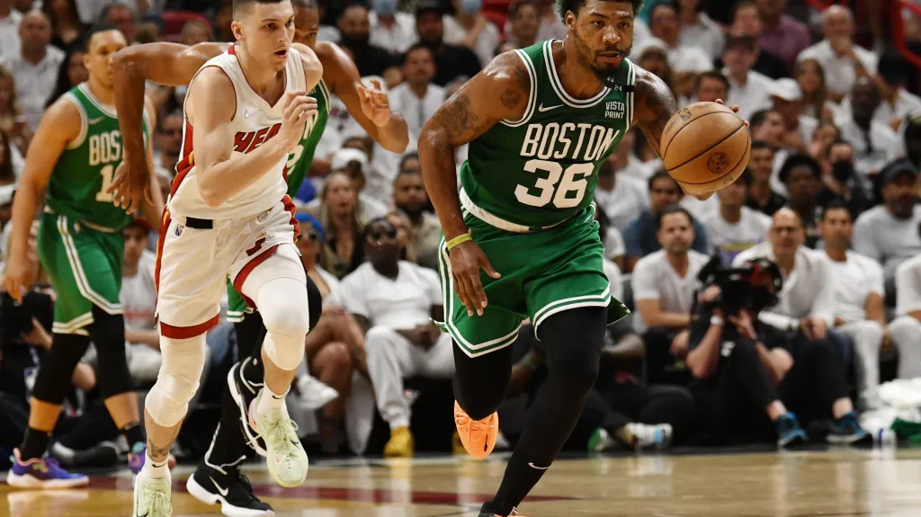 Marcus Smart z Bostonu dribluje s míčem v utkání NBA v Miami