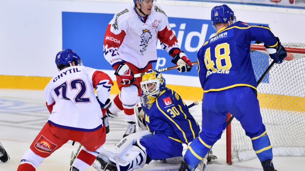 Dmitrij Jaškin (číslo 23) překonává švédského brankáře Henrika Lundqvista