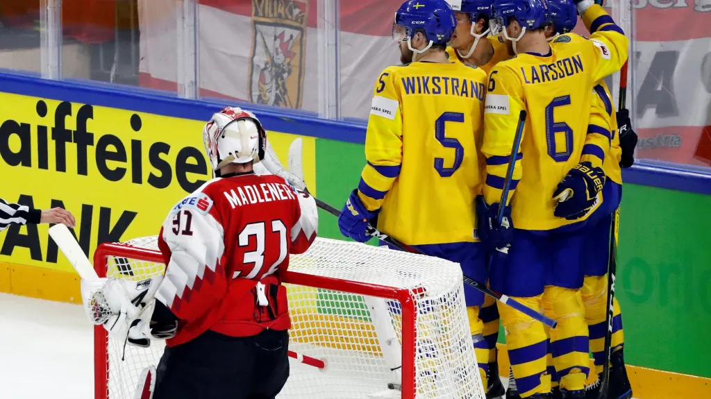 Hokejisté Švédska slaví gól proti Rakousku