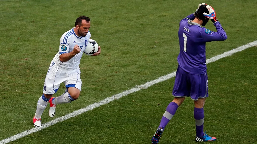 Petr Čech se drží za hlavu po minele v zápase proti Řecku