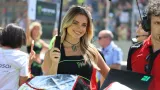 V paddocku a na startovním roštu ale tradičně nechyběly usměvavé hostesky a grid girls