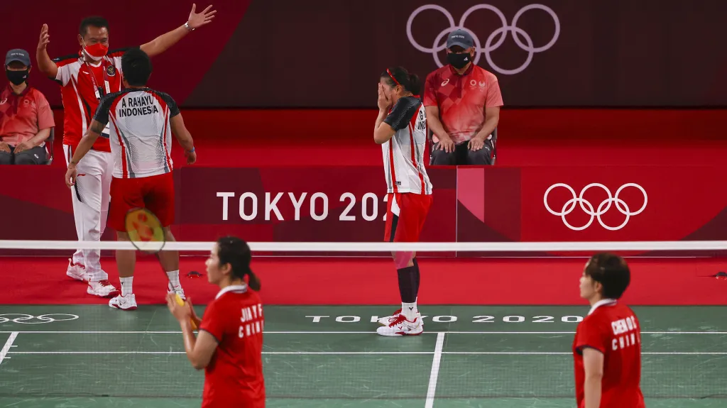 Greysia Poliiová a Apriyani Rahayuová z Indonésie se radují ve finále čtyřhry