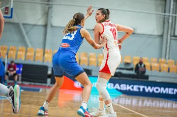 Česká reprezentační pivotmanka Natálie Stoupalová (vpravo)