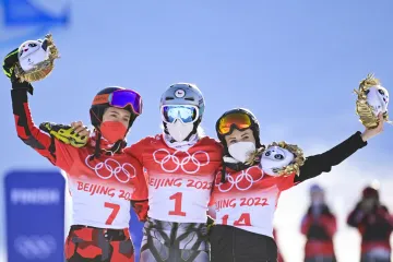 Ester Ledecká (uprostřed) se soupeřkami