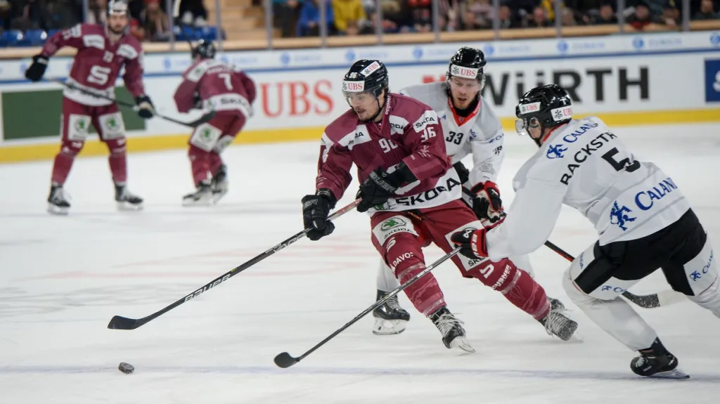 David Tomášek se prodírá obranou Örebro