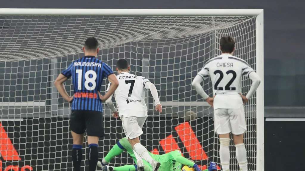 Cristiano Ronaldo z Juventusu neproměňuje penaltu v utkání s Atalantou