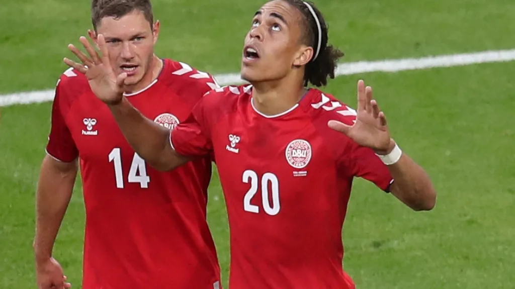 Yussuf Poulsen z Dánska se raduje z gólu