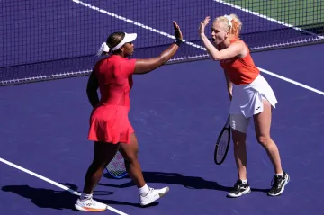 Kateřina Siniaková s Taylor Townsendovou