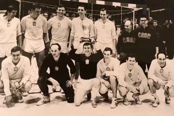 Češi s pohárem pro mistry světa